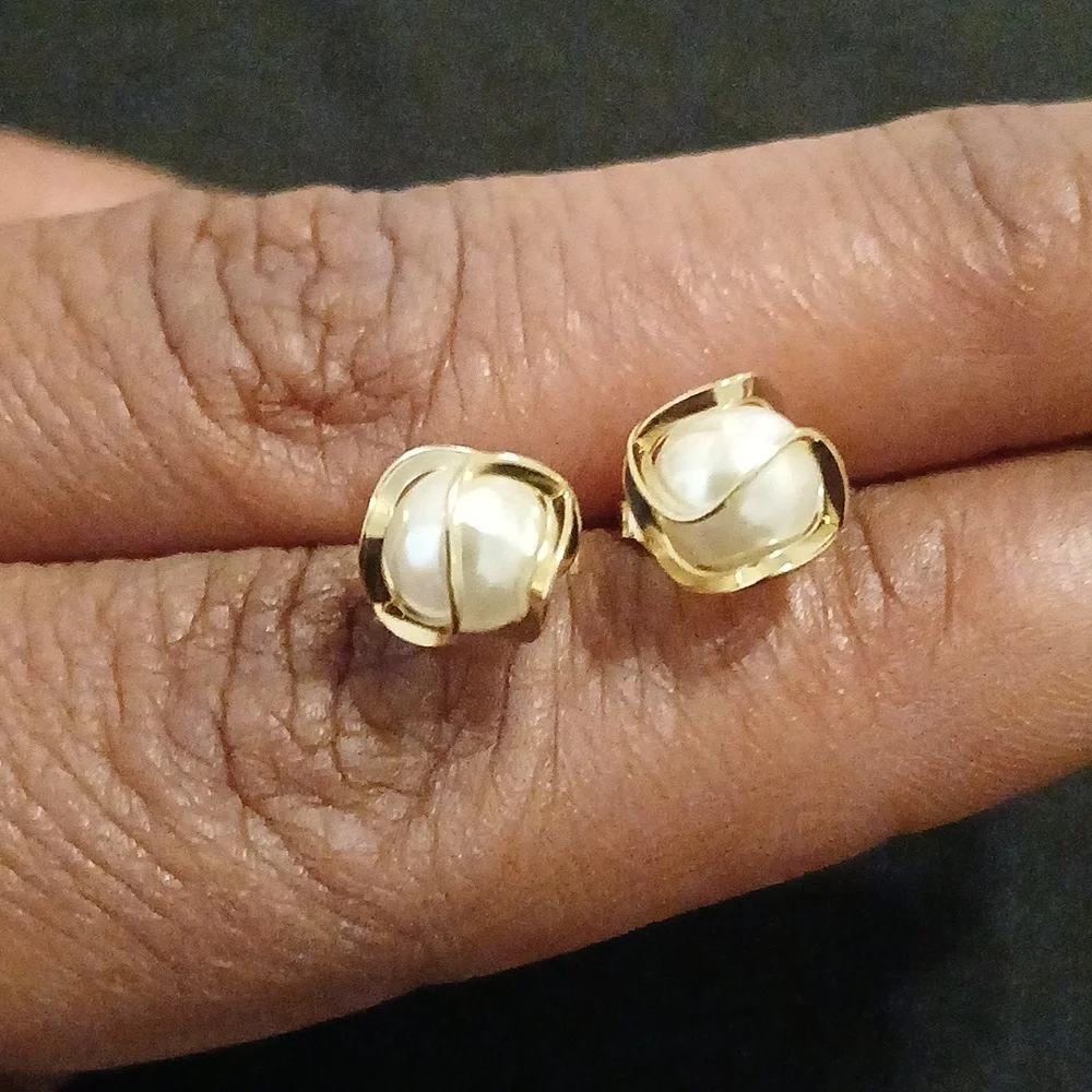 Elegant Gold and Pearl Earrings - Picture 2 of 3